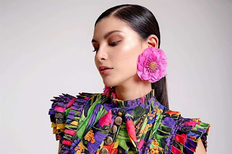 Carlos Pineda celebra México y España con vestidos que combinan adelitas, flores y toques flamencos en su colección Otoño-Invierno 2025.