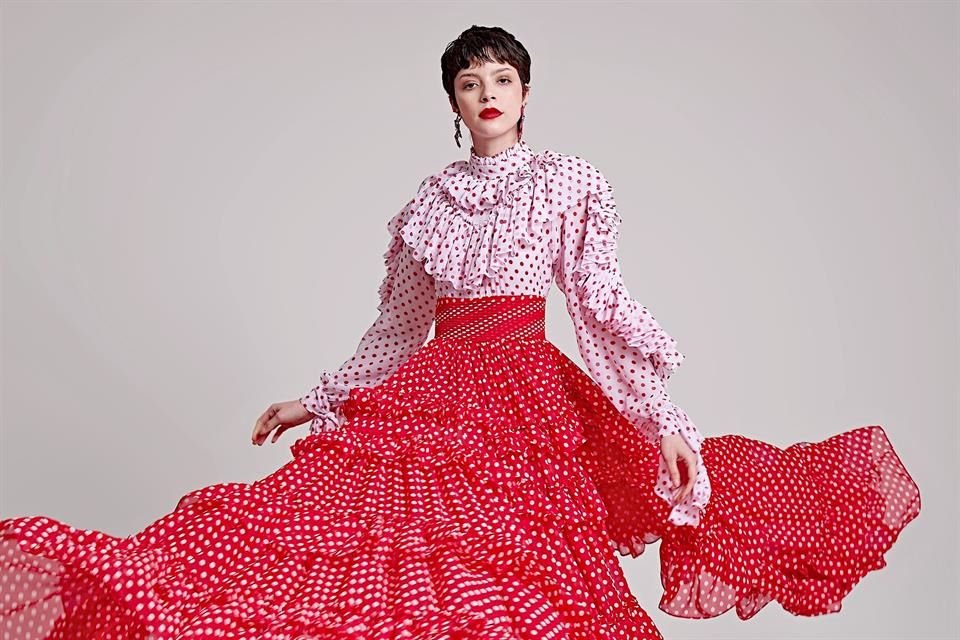 Los lunares, de inspiración flamenca, sobre negro, naranja, verde... también llenan los cuerpos de sus modelos que se adornan con plisados, drapeados y botones.
