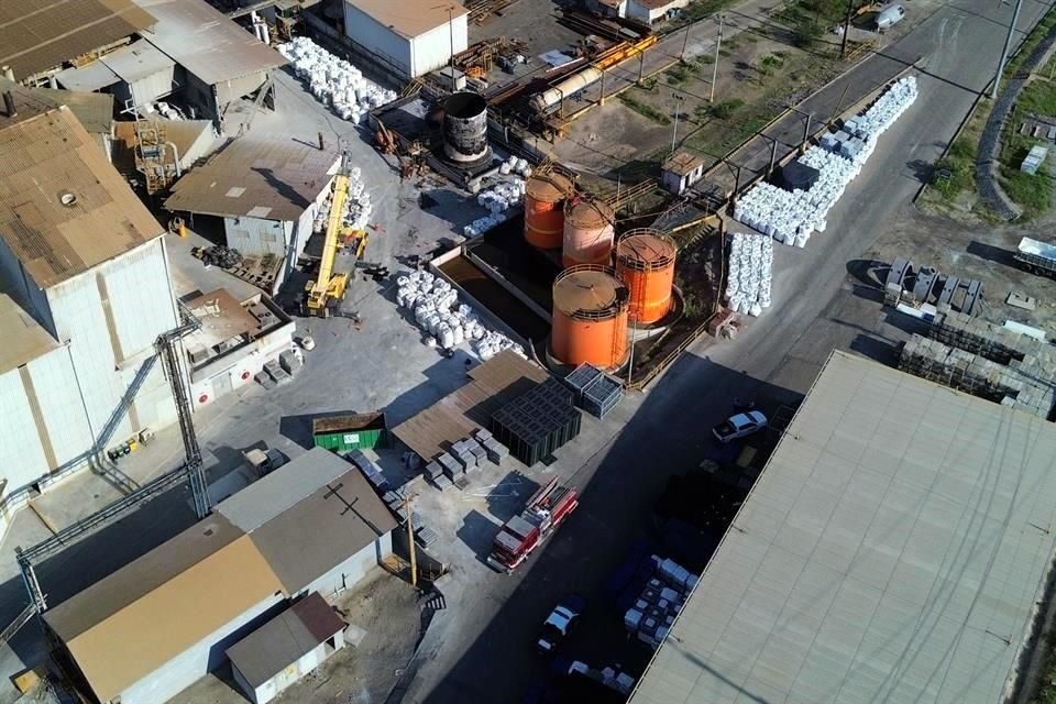 Al sitio acudieron cuerpos de auxilio y bomberos ante el reporte de la explosión e incendio.