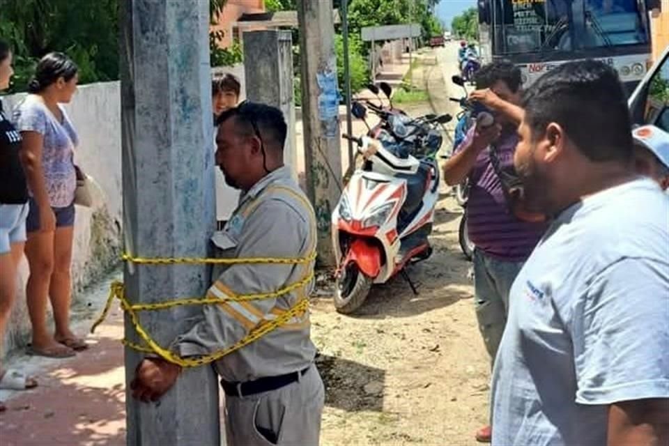 En demanda de un servicio de calidad, un grupo de residentes en Dzemul, Yucatán, retuvo y amarró a un poste a un trabajador de la CFE, en reproche por los continuos apagones.