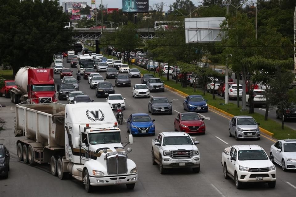 Para académicos, hacer un segundo piso en López Mateos mitigaría el congestionamiento de manera temporal.