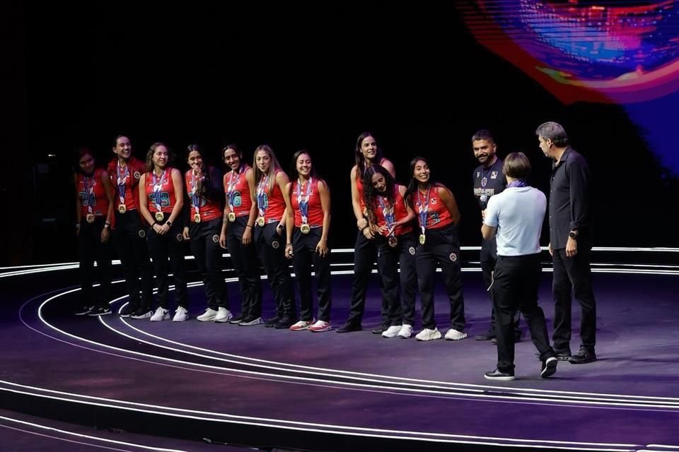 La Selección de Flag Football que consiguió el título en los World Games también fue homenajeada en el evento México Siglo XXI.