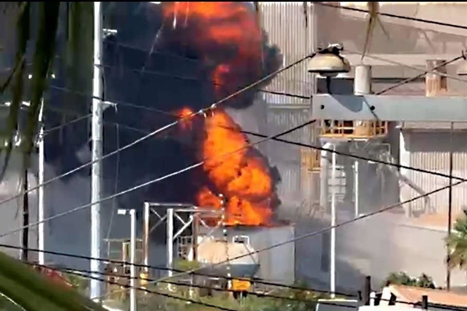 Un tanque de almacenamiento de Zinc Nacional, en San Nicolás, estalló y luego se incendio la tarde de ayer durante unos 20 minutos.