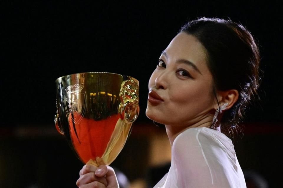 La artista china Xin Zhilei se hizo con la Copa Volpi a la mejor actriz por su trabajo en The Sun Rises On Us All, de Cai Shangjun.
