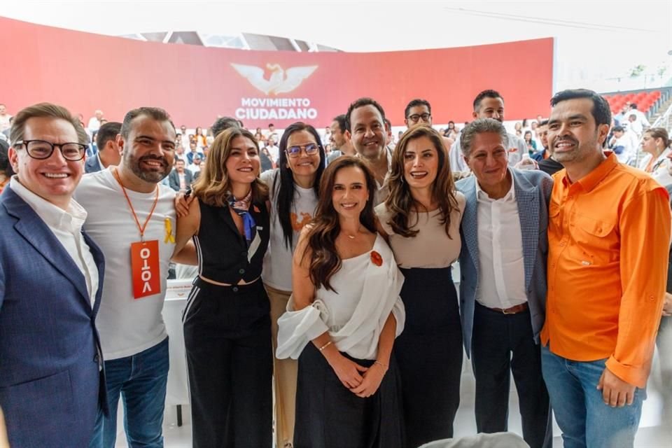 Los emecistas posan para la foto naranja.