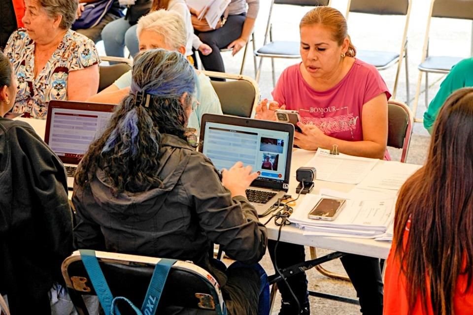 Support for caregivers should be 1,500 pesos per month.