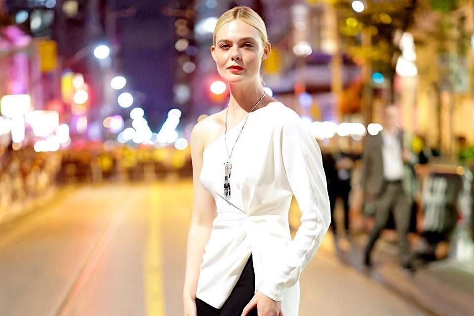 Elle Fanning reveló que trabaja en un proyecto fílmico junto a su hermana Dakota.