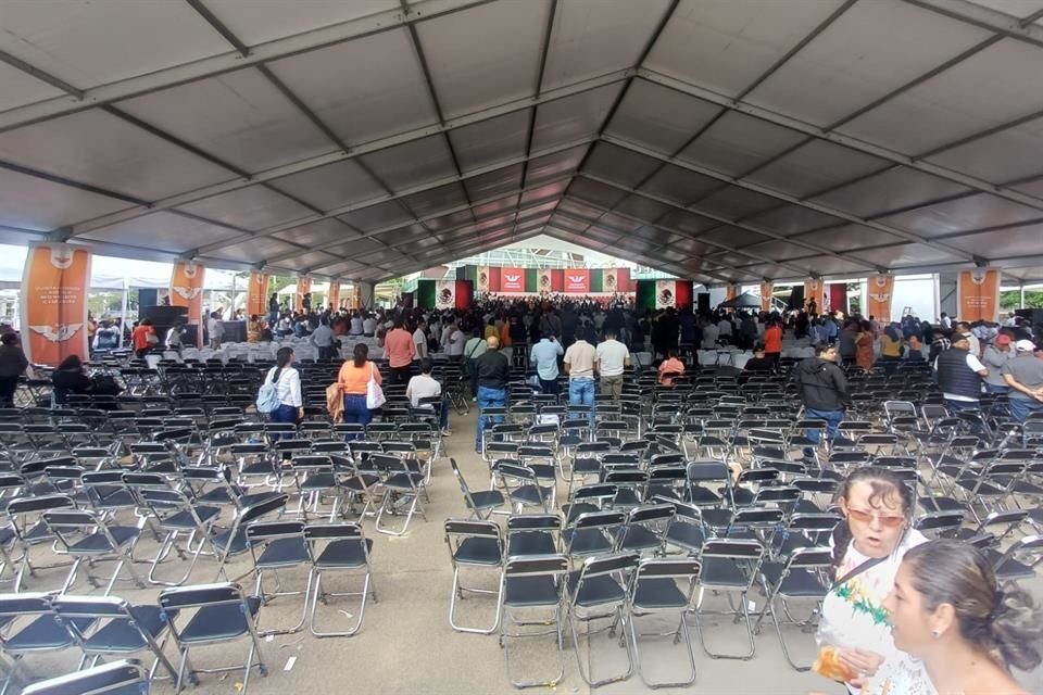 La convención comenzó a las 12:30 horas. A las 15:00 horas abandonaron el recinto.
