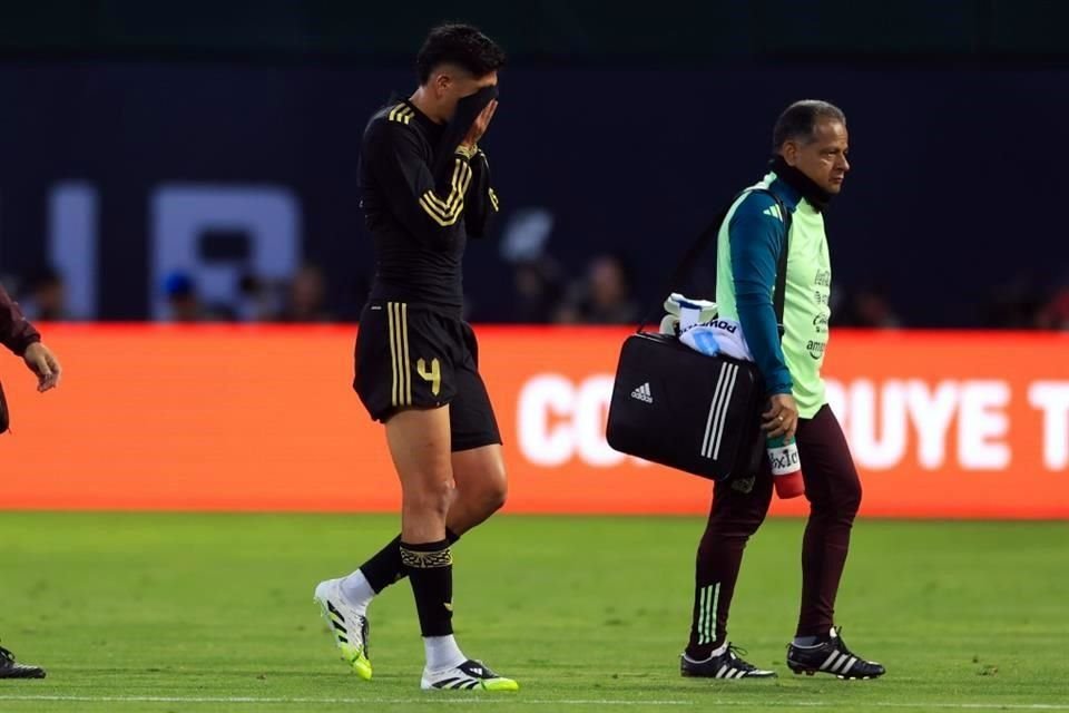 Edson Álvarez tuvo que dejar el campo a los 32 minutos por una lesión muscular.