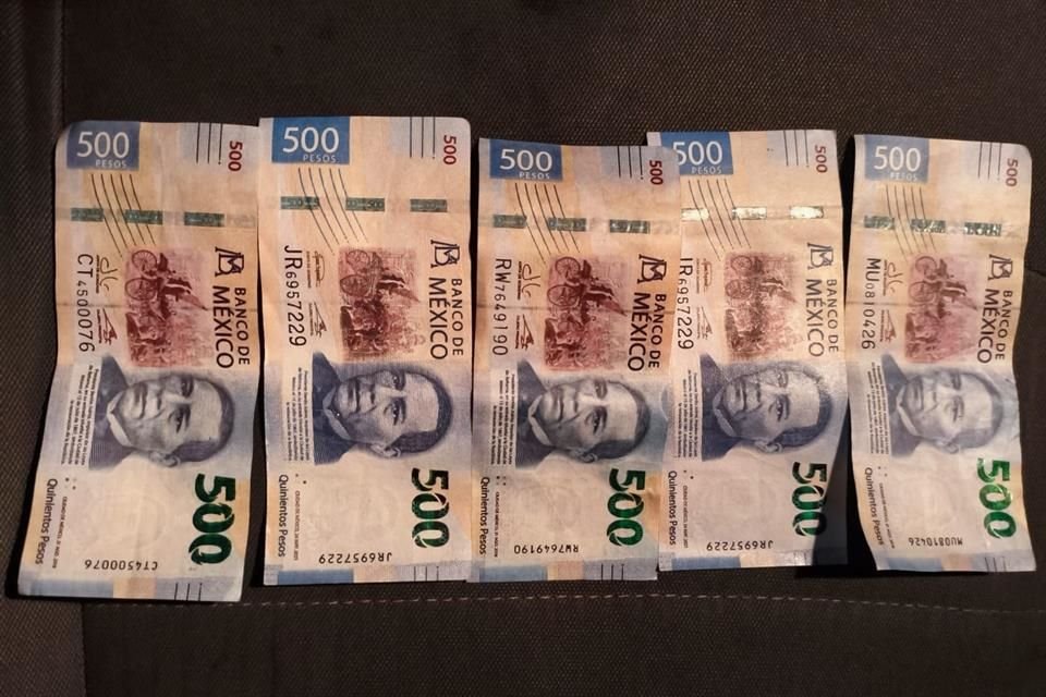 Ambos quedaron a disposición de un agente del Ministerio, quien se encargará de investigar el origen de los billetes y las tarjetas bancarias.
