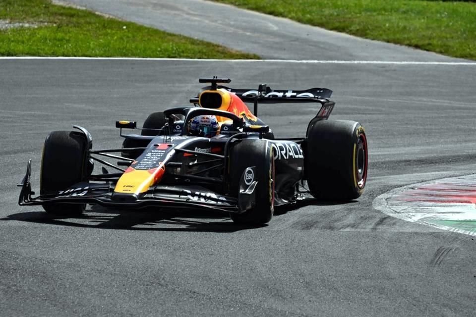 Max Verstappen tuvo un auto competitivo y superó a los McLaren.