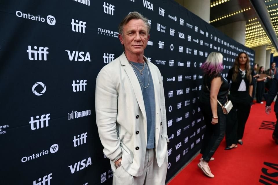 El cineasta Rian Johnson y el actor Daniel Craig presentaron 'Wake Up Dead Man: A Knives Out Mystery' en el Festival de Toronto.