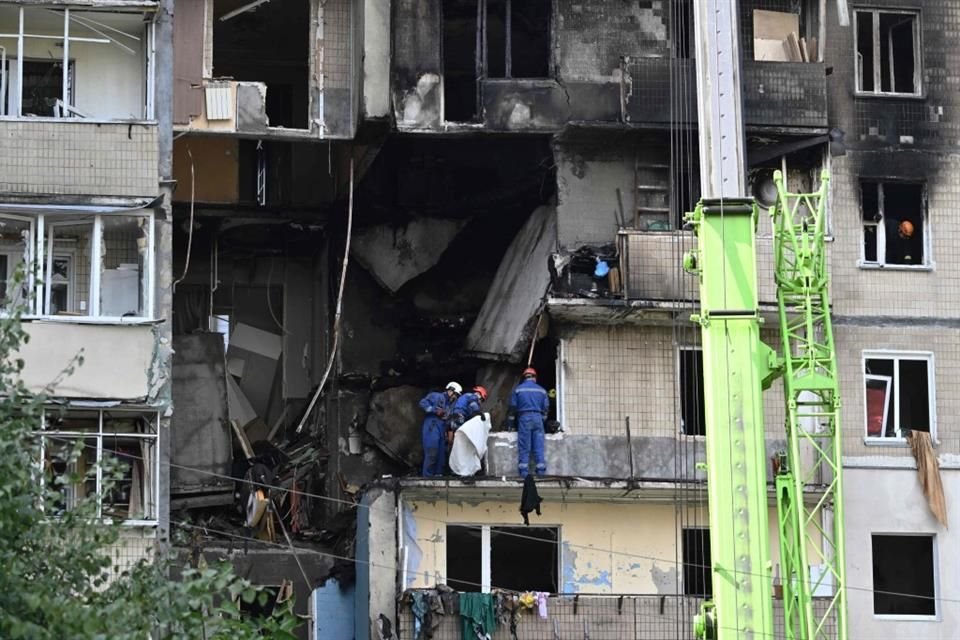 Rescatistas operan en un edificio residencial en Kiev impactado por el ataque ruso con drones y misiles.