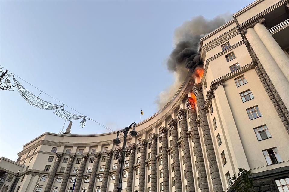 Rusia lanzó un ataque contra la sede del Gobierno de Ucrania; Volodymyr Zelensky advirtió que la arremetida sólo prolongará la guerra.