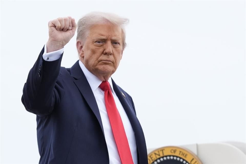 Trump aborda un vuelo en la Base Andrews en Maryland.