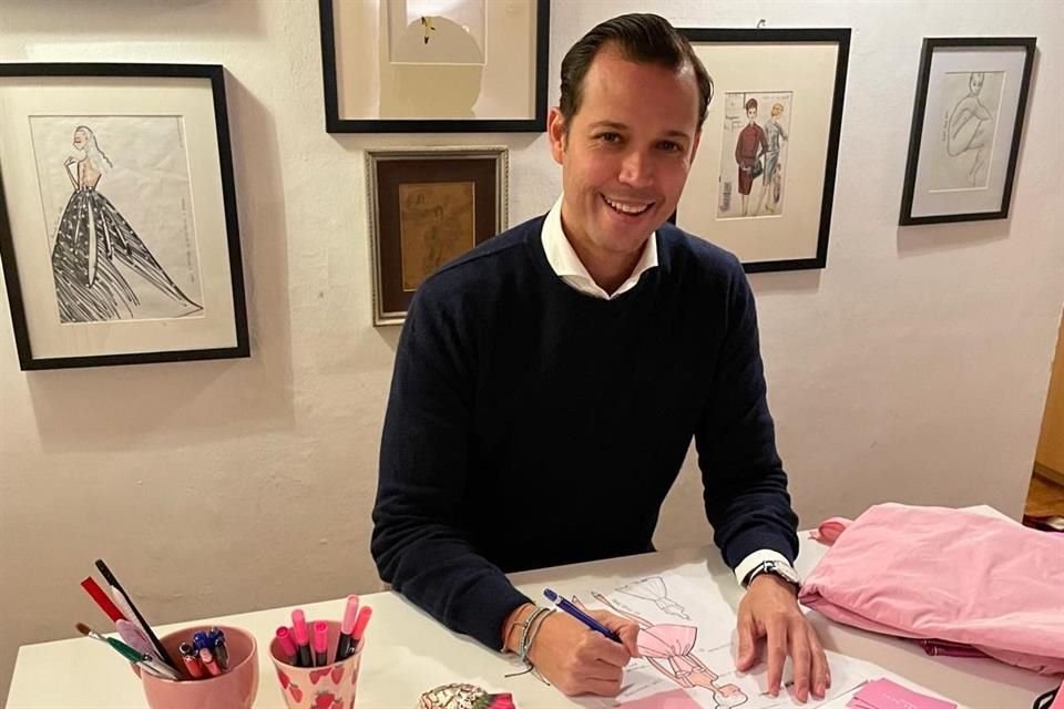 El autor es un diseñador mexicano que lleva viviendo casi 20 años en Italia. Se ha presentado en diversas pasarelas, incluyendo la Alta Moda di Roma.