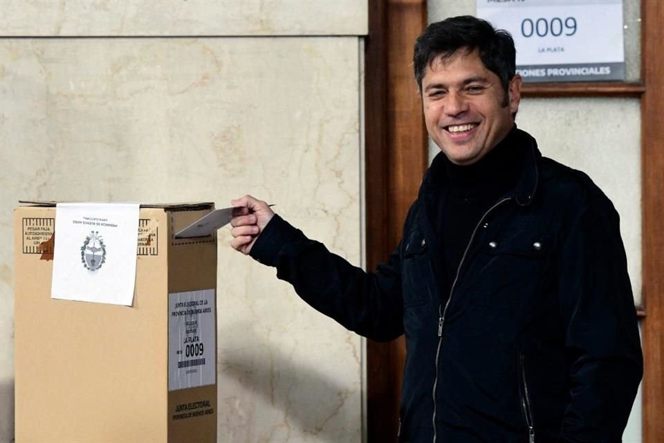Axel Kicillof, Gobernador de la provincia de Buenos Aires, emite su voto.