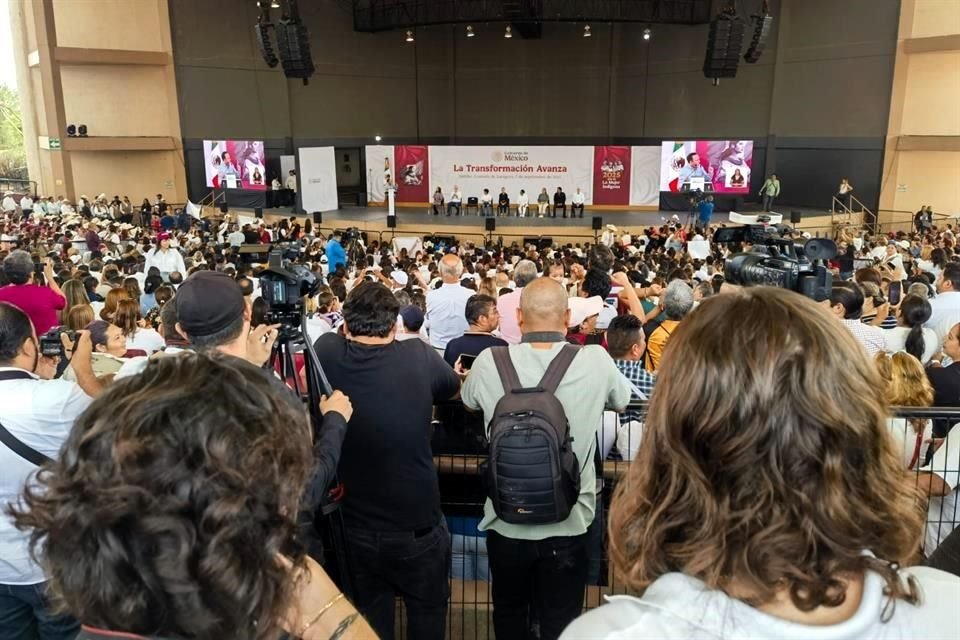 El evento se realizó en el auditorio del Parque Las Maravillas, al oriente de Saltillo, donde estuvo acompañada por el Gobernador Manolo Jiménez y otros funcionarios.