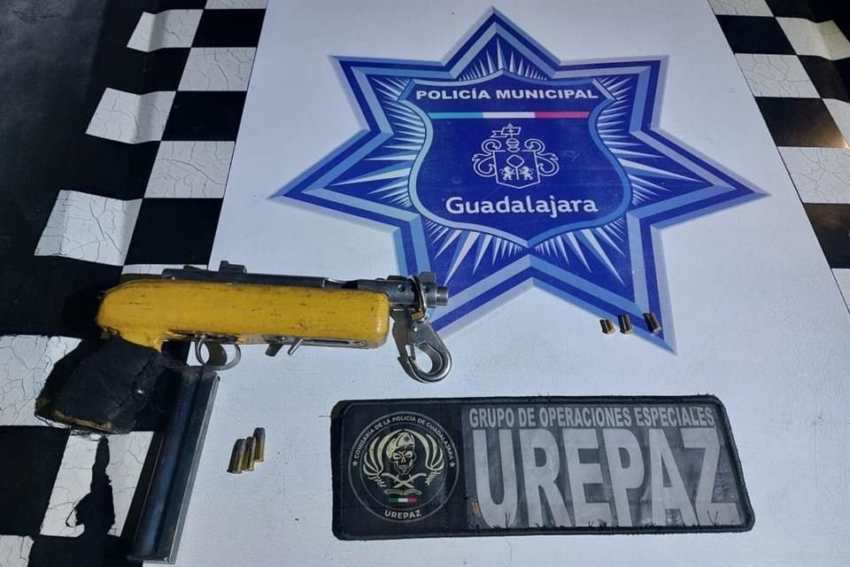 Durante la persecución, el individuo sacó un arma y disparó contra los uniformados.