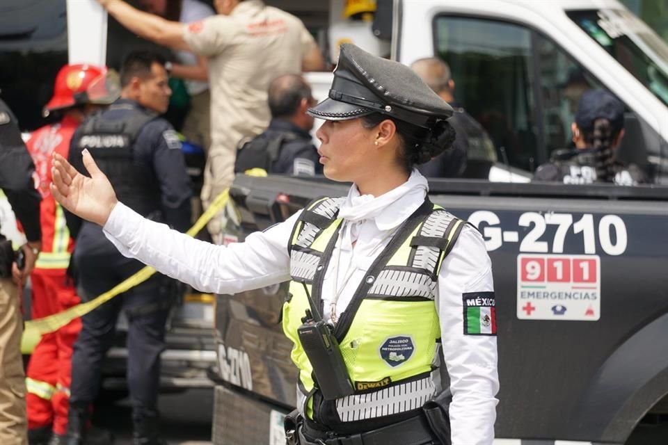 Al sitio también acudieron elementos de la Policía Vial, quienes apoyaron en la circulación vehicular sin que se presentaran mayores complicaciones.