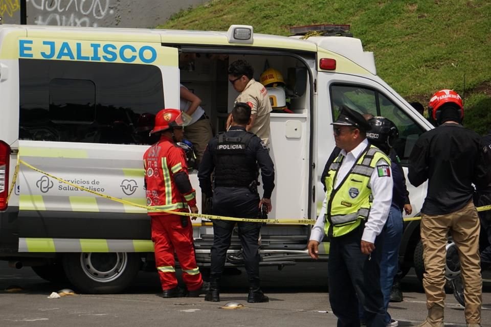 Automovilistas que presenciaron la escena detuvieron su marcha para auxiliarlo y llamar a los servicios de emergencia.
