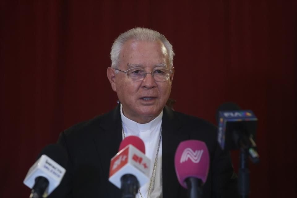 José Francisco Robles Ortega, Arzobispo de Guadalajara en rueda de prensa luego de la misa dominical en la Catedral de Guadalajara.