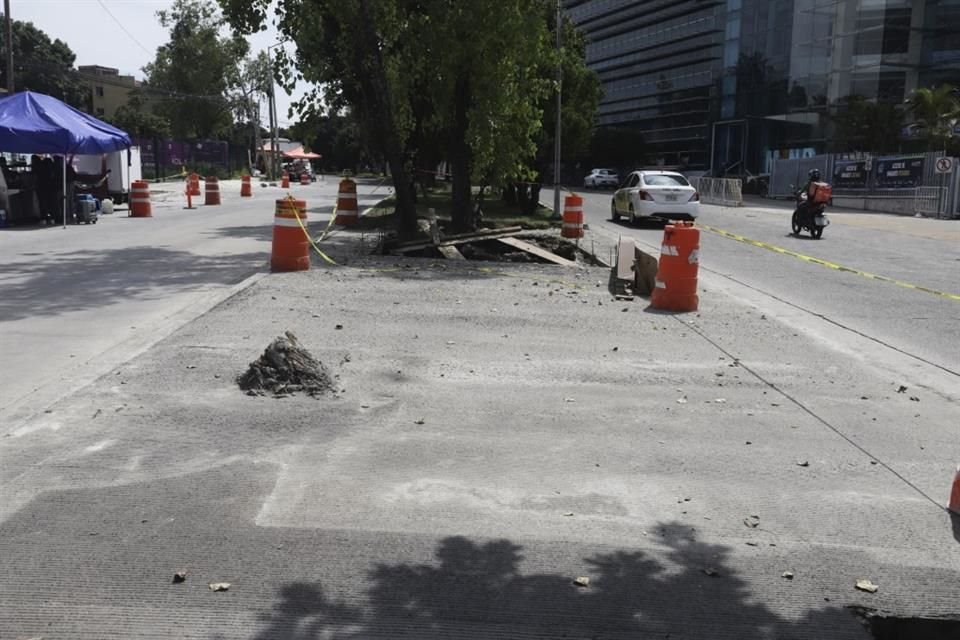 Luego de que inmobiliaria puso concreto hidráulico en el camellón de Faro esquina Las Rosas, el Municipio exigió a la empresa reparar daño.