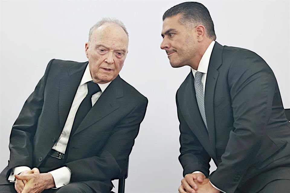 Após a prisão de membros da Marinha por roubo de combustível, o promotor Alejandro Gertz disse que Rafael Ojeda vinha relatando 