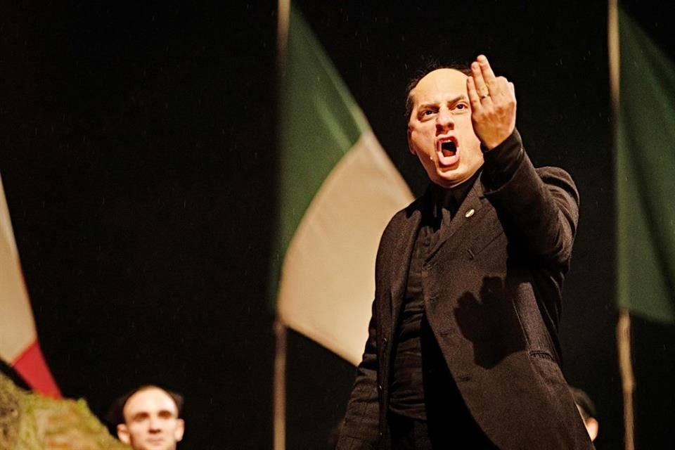 Luca Marinelli se transforma en Benito Mussolini en la serie Hijo del Siglo.