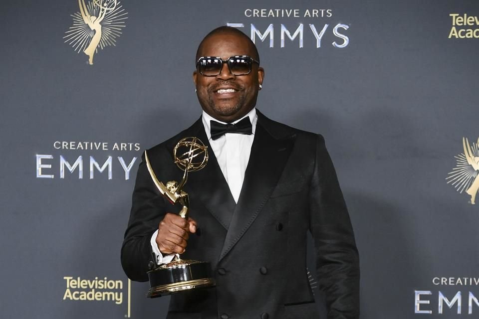 Tony Russell aceptó el premi que ganó en conjunto con Kendrick Lamar.