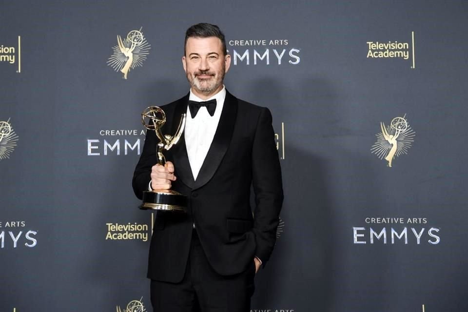 Jimmy Kimmel posó con su cuarto Emmy de su carrera.