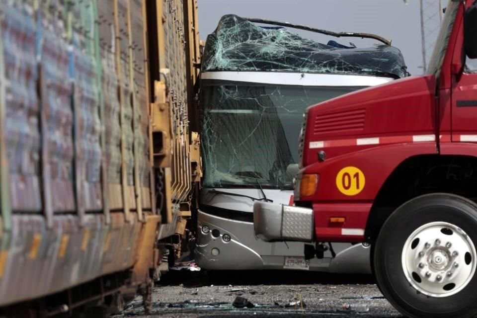 El accidente, según testigos, ocurrió cuando el autobús intentó ganarle el paso al tren.