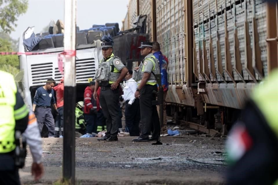 De acuerdo con los reportes, ochos personas murieron en el lugar.