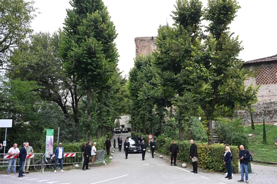 En Rivalta, los alrededores de la iglesia de San Martino fueron acordonados 'por razones de seguridad y para garantizar la confidencialidad de los funerales'.