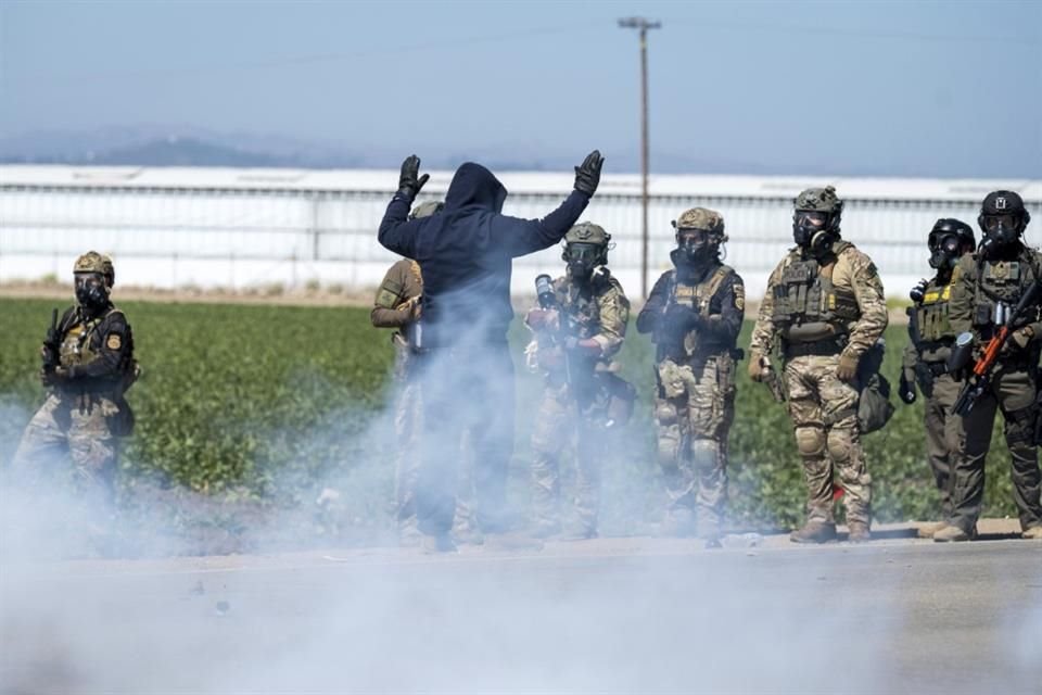 Agentes federales durante una redada en Camarillo, California, el 10 de julio del 2025.