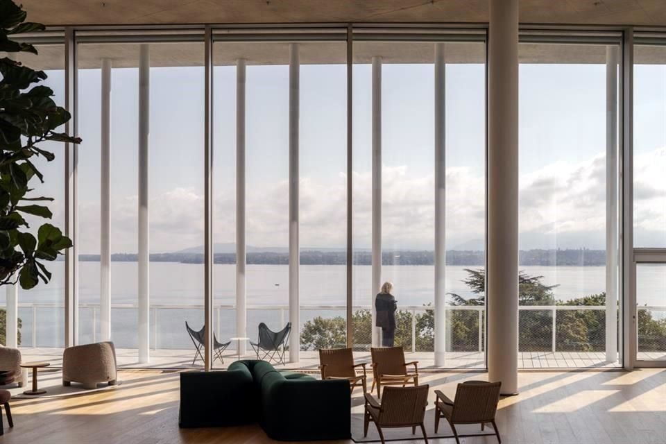 Las zonas comunes para empleados, como dos espacios colaborativos de doble altura, ofrecen amplias vistas al lago.