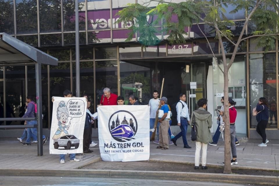 Entrega de firmas para la consulta No al Macrobús, sí al Tren Ligero en carretera a Chapala.