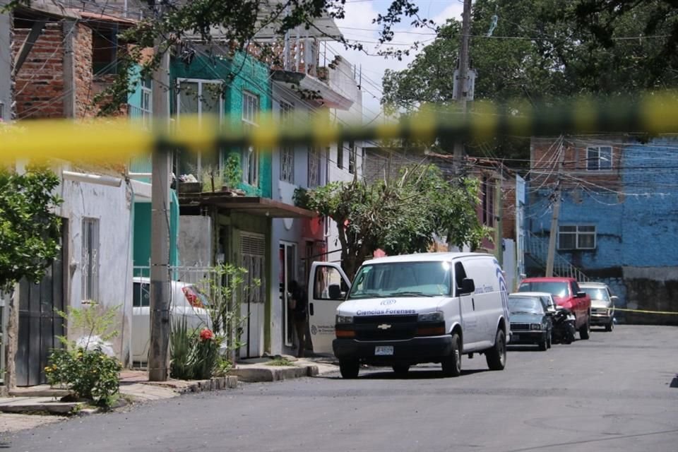 Luego de que se confirmó el homicidio, las autoridades locales colocaron un cerco policial para proteger la escena del crimen.