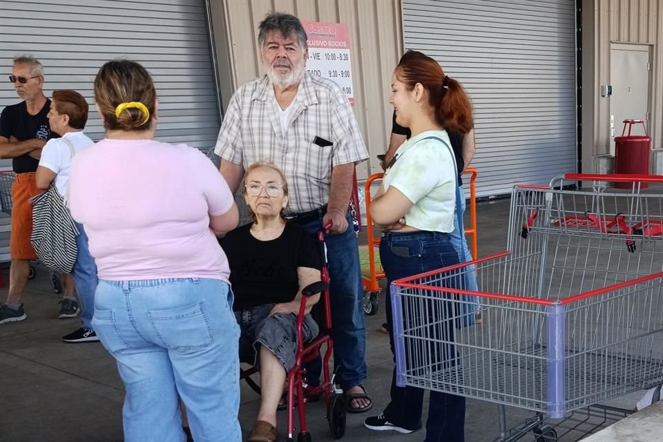Acceso principal de Costco San Isidro, donde no hay fila de clientes esperando la apertura.