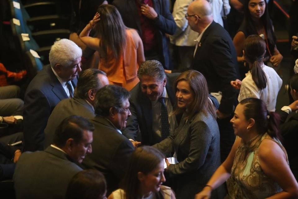 Francisco Ramírez Acuña, Ernesto Espinosa Guarro, Ramiro Hernández y Juan José Frangie acompañan a Verónica Delgadillo.