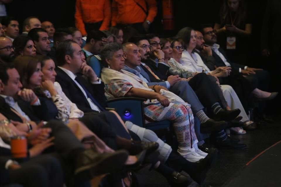 Acudieron también políticos del ámbito nacional, como la priista Beatriz Paredes.