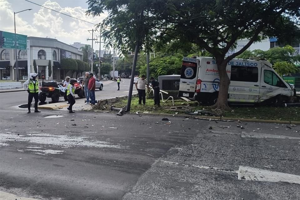Una ambulancia del Municipio de Ameca sufrió un accidente a unos pasos de la Glorieta de la Minerva.