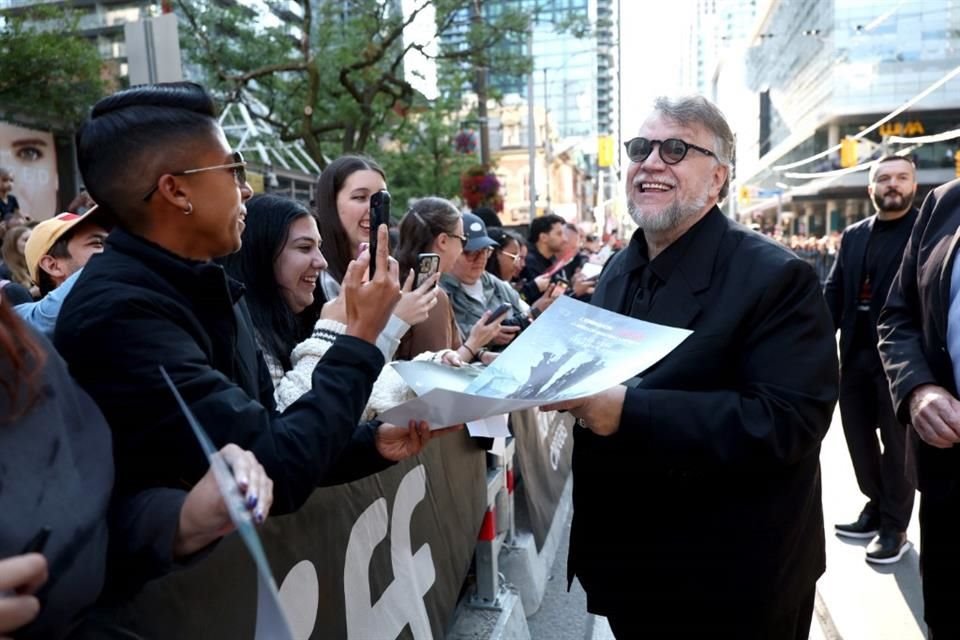 Guillermo Del Toro se detuvo para saludar a fans.