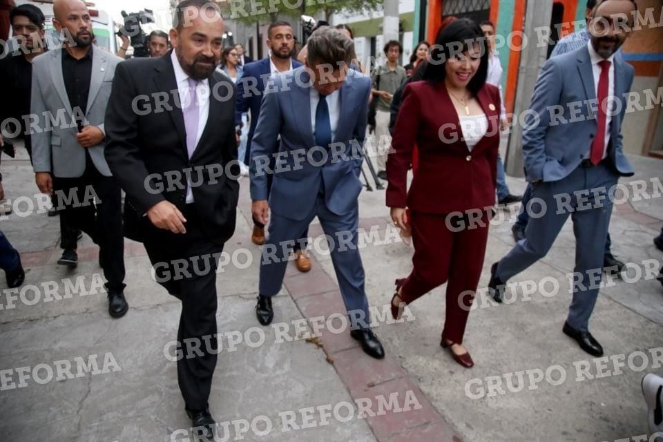Al salir del Informe, el Alcalde de Tonalá y el Gobernador de Jalisco estuvieron a punto de pisar heces de perro.