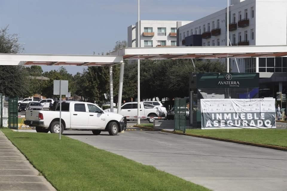 Policías investigadores permanecieron en la entrada advirtiendo de la restricción a los conductores, quienes tuvieron que dejar sus autos afuera del área habitacional y entrar a pie.