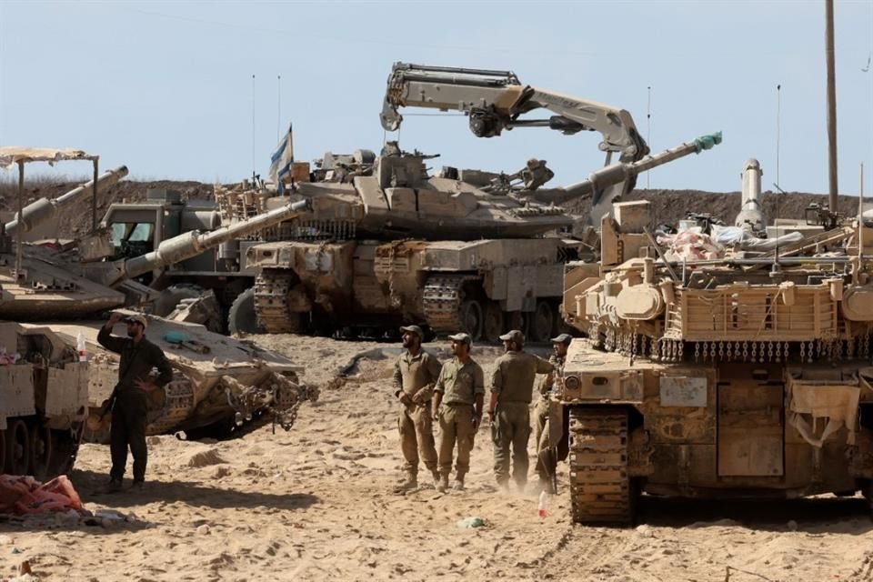 Las tropas israelíes se despliegan en la valla fronteriza con la Franja de Gaza, en el sur de Israel, el 9 de septiembre de 2025.