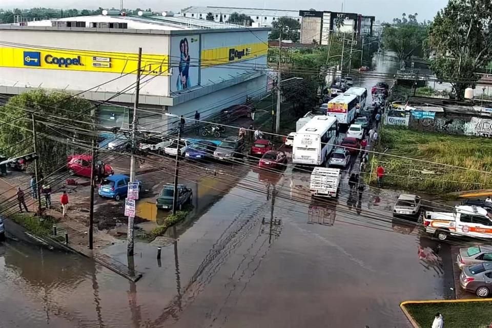 La tormenta de ayer dejó inundaciones y autos varados, cuyos tripulantes pasaron la noche en sus vehículos, en Tlajomulco.