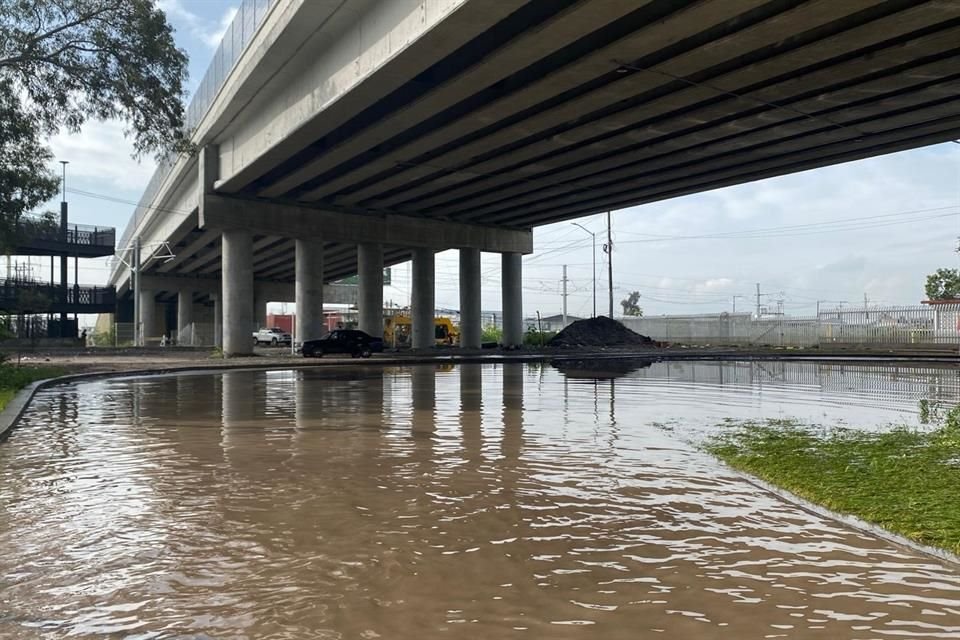 La tormenta de ayer dejó inundaciones y autos varados, cuyos tripulantes pasaron la noche en sus vehículos, en Tlajomulco.