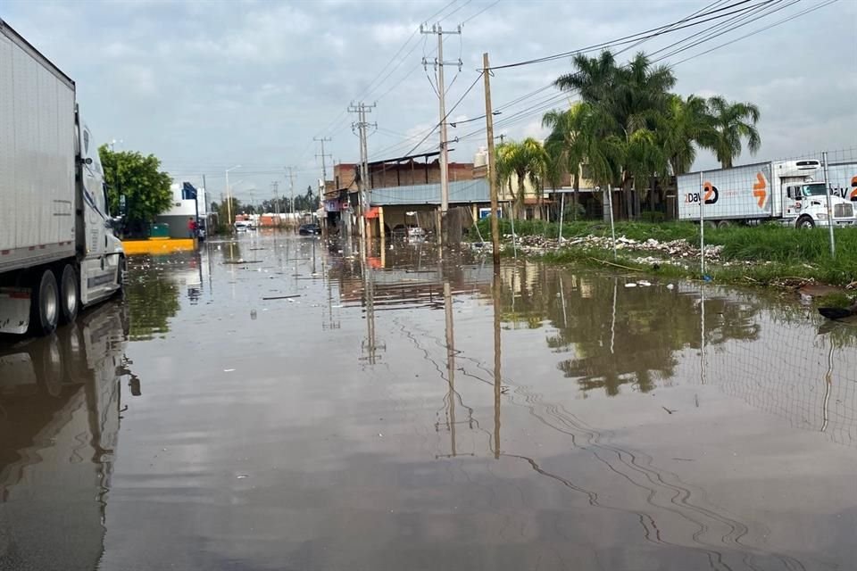 La tormenta de ayer dejó inundaciones y autos varados, cuyos tripulantes pasaron la noche en sus vehículos, en Tlajomulco.