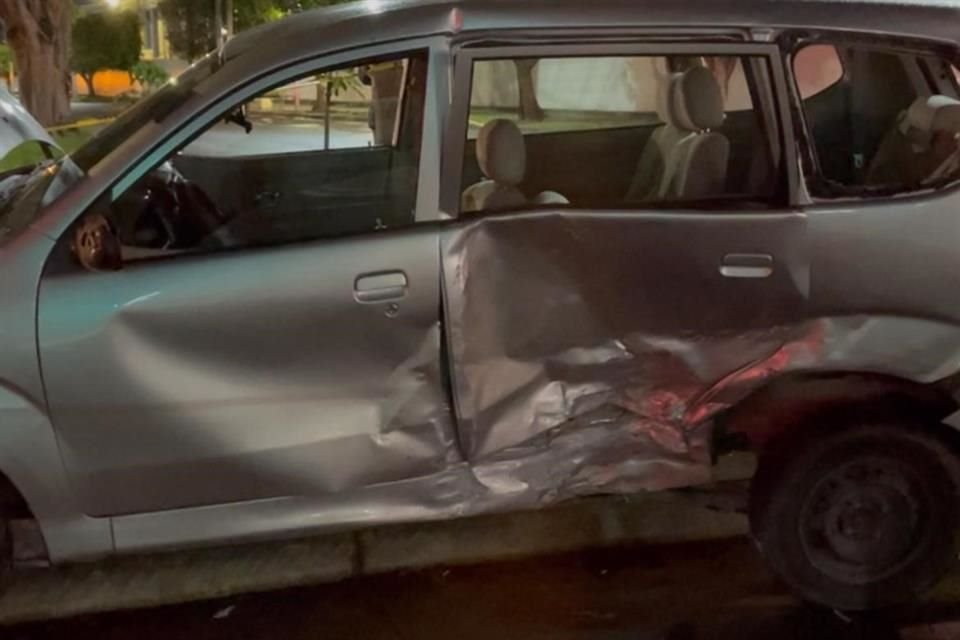 Un aparatoso accidente se registró en el cruce de Avenida Patria y Moctezuma; los dos vehículos involucrados fueron pérdida total.